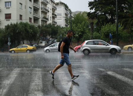 Καιρός: Έρχεται χειμώνας με καταιγίδες – Σε ποιες περιοχές πέφτει η θερμοκρασία