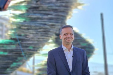 Καθαρίστηκε το εμβληματικό γλυπτό «Δρομέας» – Δούκας: «Διατηρούμε τα μνημεία της Αθήνας λαμπερά»