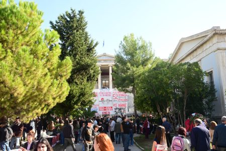 Κατάμεστο το Πολυτεχνείο: Μικροί και μεγάλοι αφήνουν ένα λουλούδι στο προαύλιο