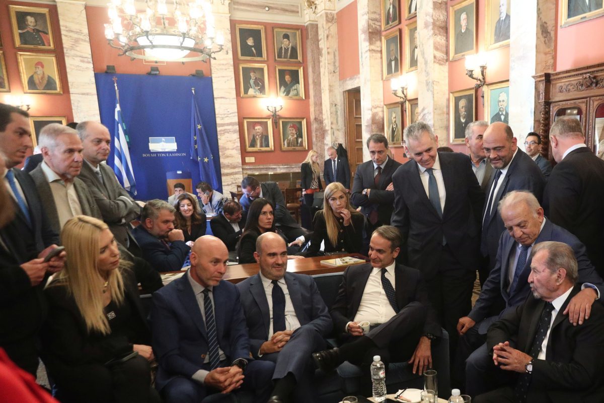 Αναζητώντας αντίμετρα για την ακρίβεια και τους «πρώην»