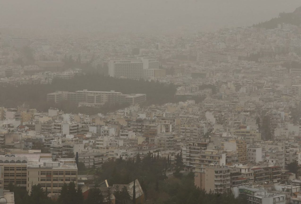 Καιρός: Με αφρικανική σκόνη και βροχές οι πορείες για το Πολυτεχνείο – Σε ποιες περιοχές
