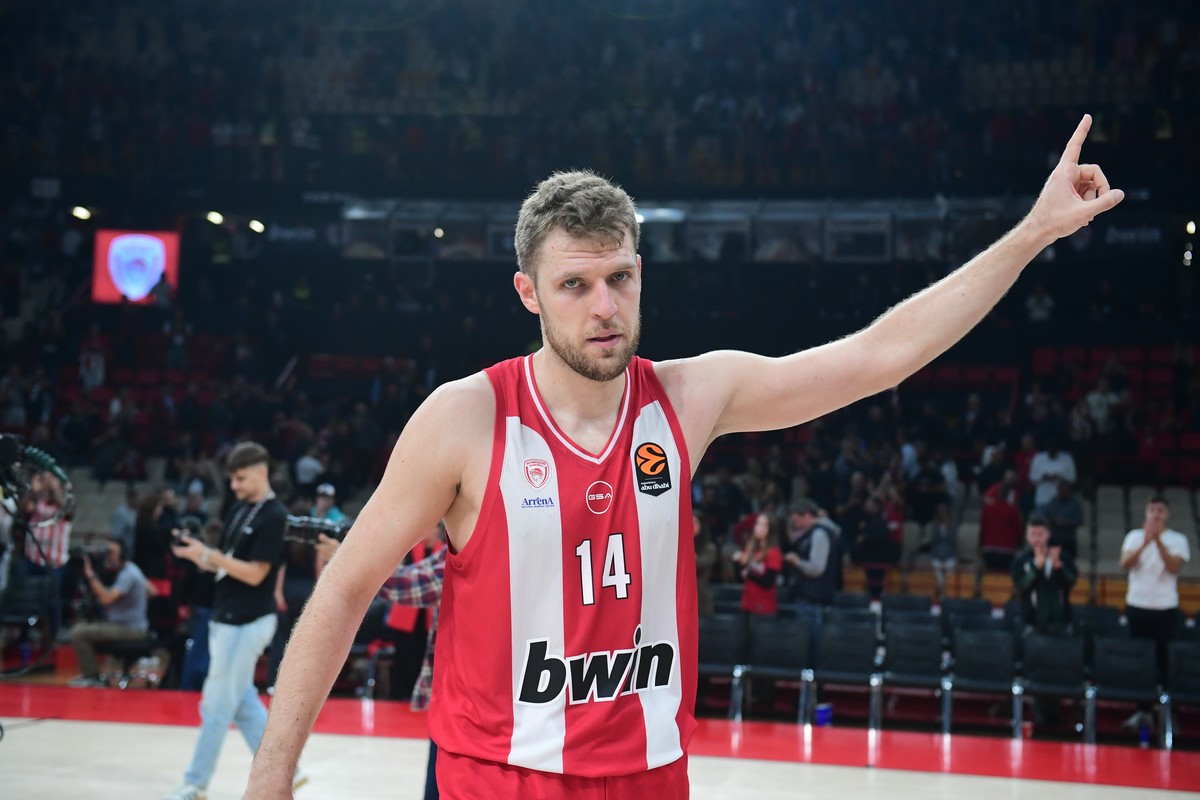 Βεζένκοφ: «Τη μια εβδομάδα μπορεί να είσαι Θεός και την άλλη να μην κάνεις»