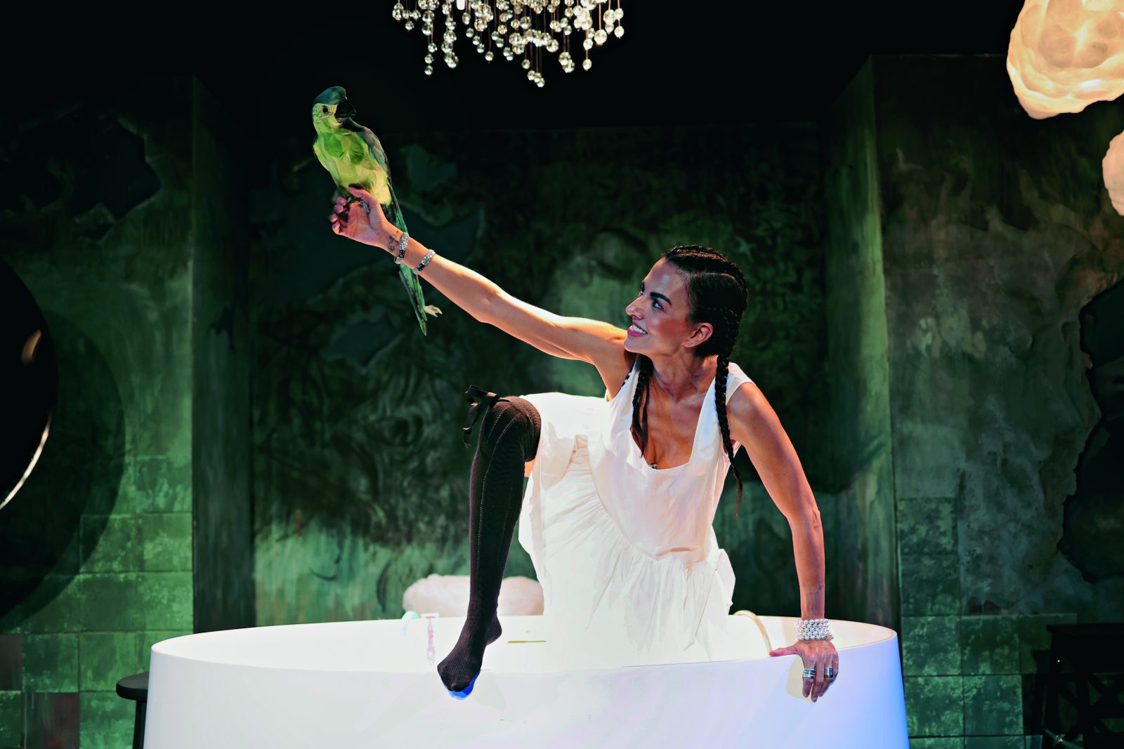 Μ.Α.Ι.Ρ.Ο.Υ.Λ.Α.: Ένας μονόλογος που ξεσκεπάζει τα κλισέ της καθημερινότητας