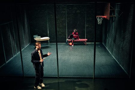 Μια Αλλη Θήβα: Μια αντρική φιλία με φόντο μια σύγχρονη τραγωδία