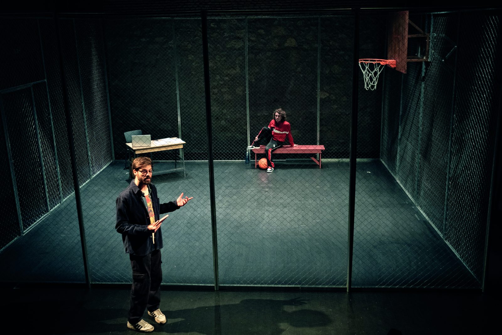 Μια Αλλη Θήβα: Μια αντρική φιλία με φόντο μια σύγχρονη τραγωδία