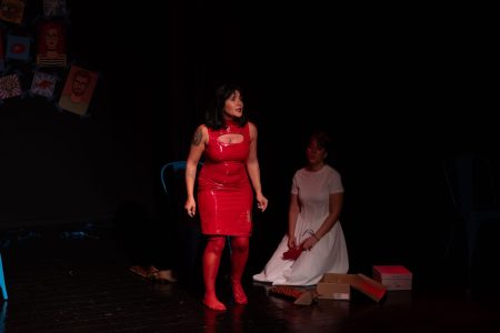 Ο Κόσμος που Γύρισε Ανάποδα: Μια αιχμηρή κωμωδία για τη Γενιά Ζ