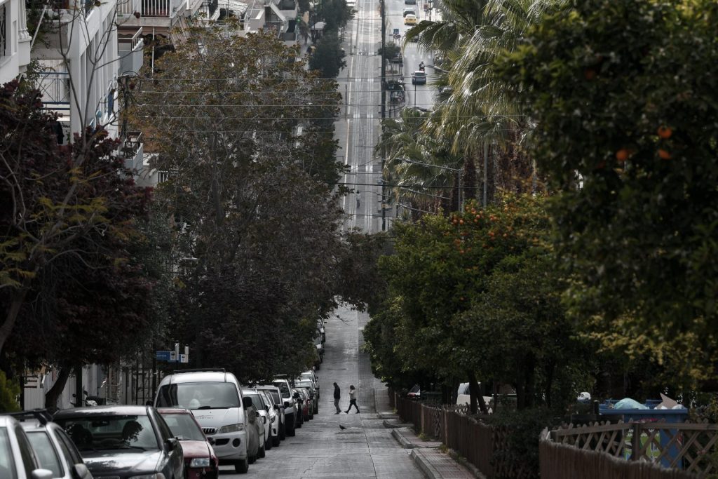 Καιρός: Ισχυροί νοτιάδες, αφρικανική σκόνη και ζέστη για την εποχή – Πού θα βρέξει