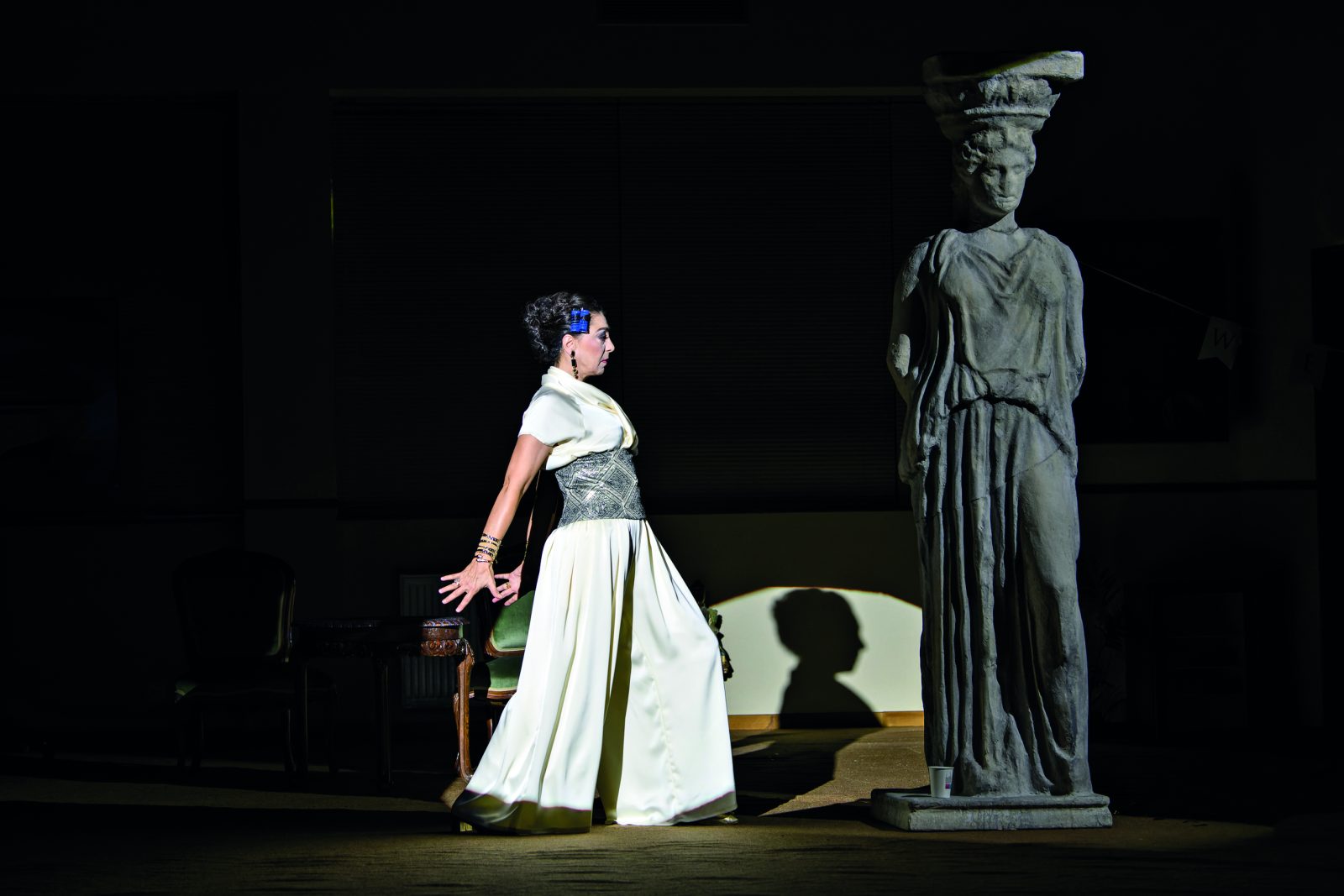 Η Καρυάτιδα!: Μια κωμωδία για την επιστροφή που ονειρεύεται ολόκληρη η χώρα