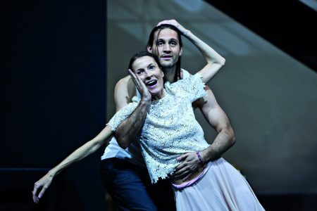 Το Τρίτο Στεφάνι: Μια νέα θεατρική ανάγνωση σε ένα εμβληματικό ελληνικό κείμενο