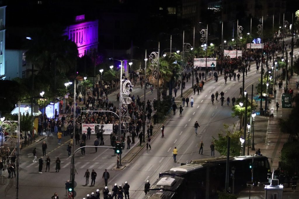 Πολυτεχνείο: Στην πρεσβεία των ΗΠΑ η πορεία με συμμετοχή χιλιάδων ανθρώπων – Συνεχής ενημέρωση