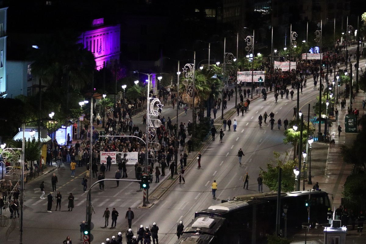 Πολυτεχνείο: Στην πρεσβεία των ΗΠΑ η πορεία με συμμετοχή χιλιάδων ανθρώπων – Συνεχής ενημέρωση