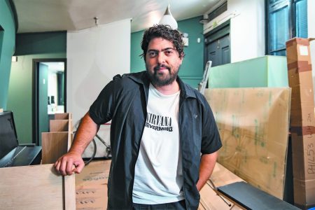 Δημήτρης Καραντζάς: «Η παράσταση έχει κάτι ωμό και δεν γίνεται αλλιώς»