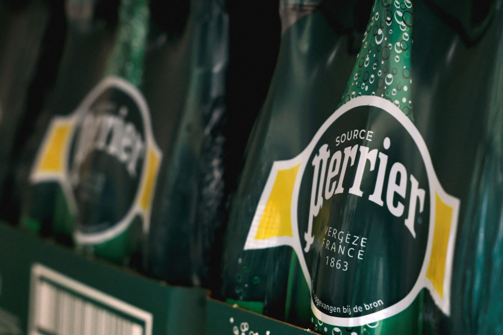 Perrier: Πόσο «φυσικό» νερό είναι τελικά; Θα αποσυρθεί;