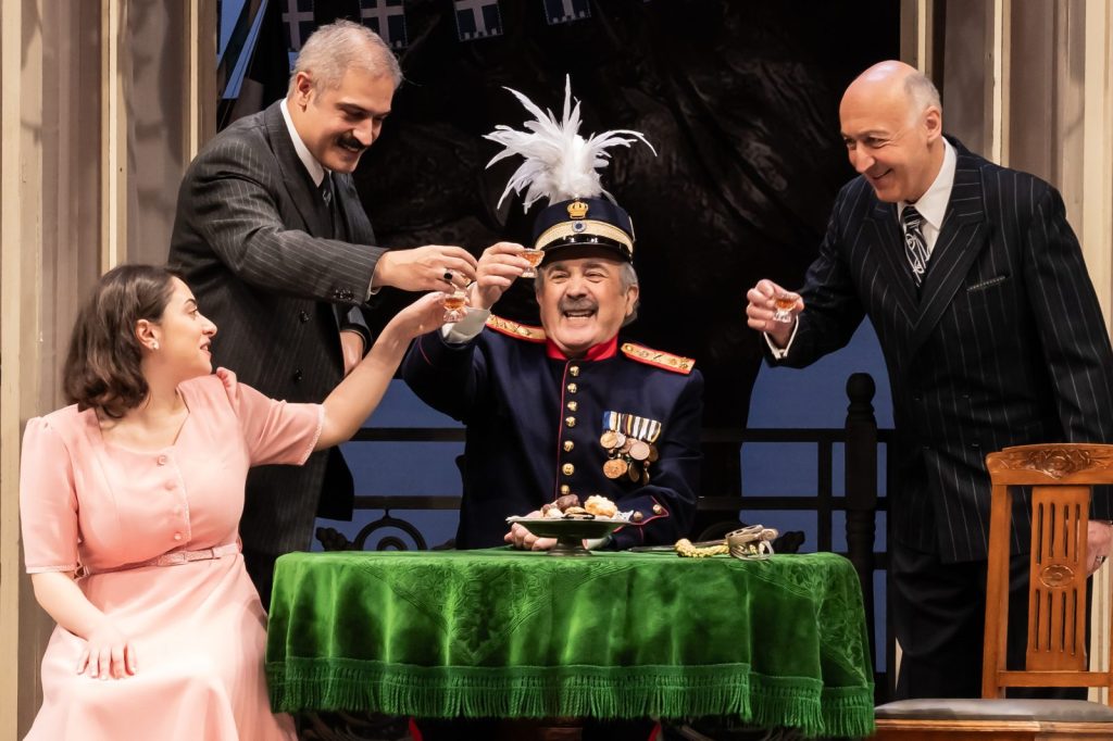 Ενας Ηρωας με Παντούφλες: Ο Λάκης Λαζόπουλος ως στρατηγός Δεκαβάλλας