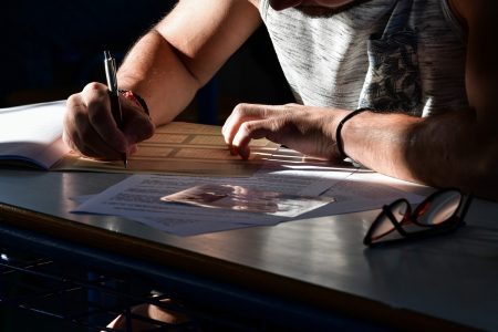 5 το πρωί: «Κλειδώνει» το Εθνικό Απολυτήριο – Τα μέτρα για στεγαστικό, ευλογιά – Πέθανε ο Αλέκος Φλαμπουράρης