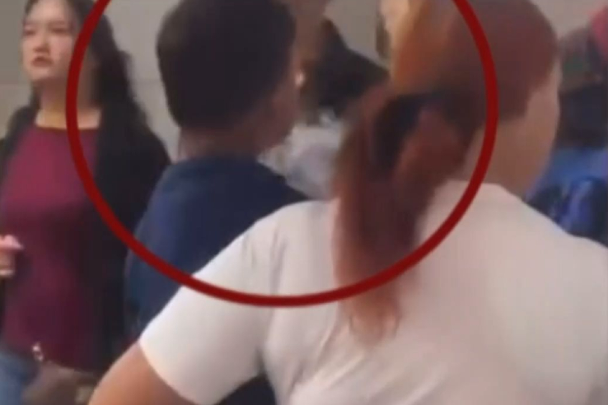 Μοναστηράκι: Παιδί καπνίζει ηλεκτρονικό τσιγάρο στην αγκαλιά της μάνας του