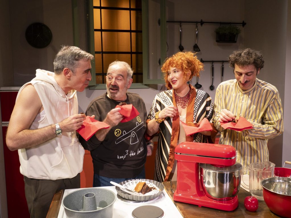 Κέικ: Μυστικά και ψέματα στον μικρόκοσμο μιας πολυκατοικίας