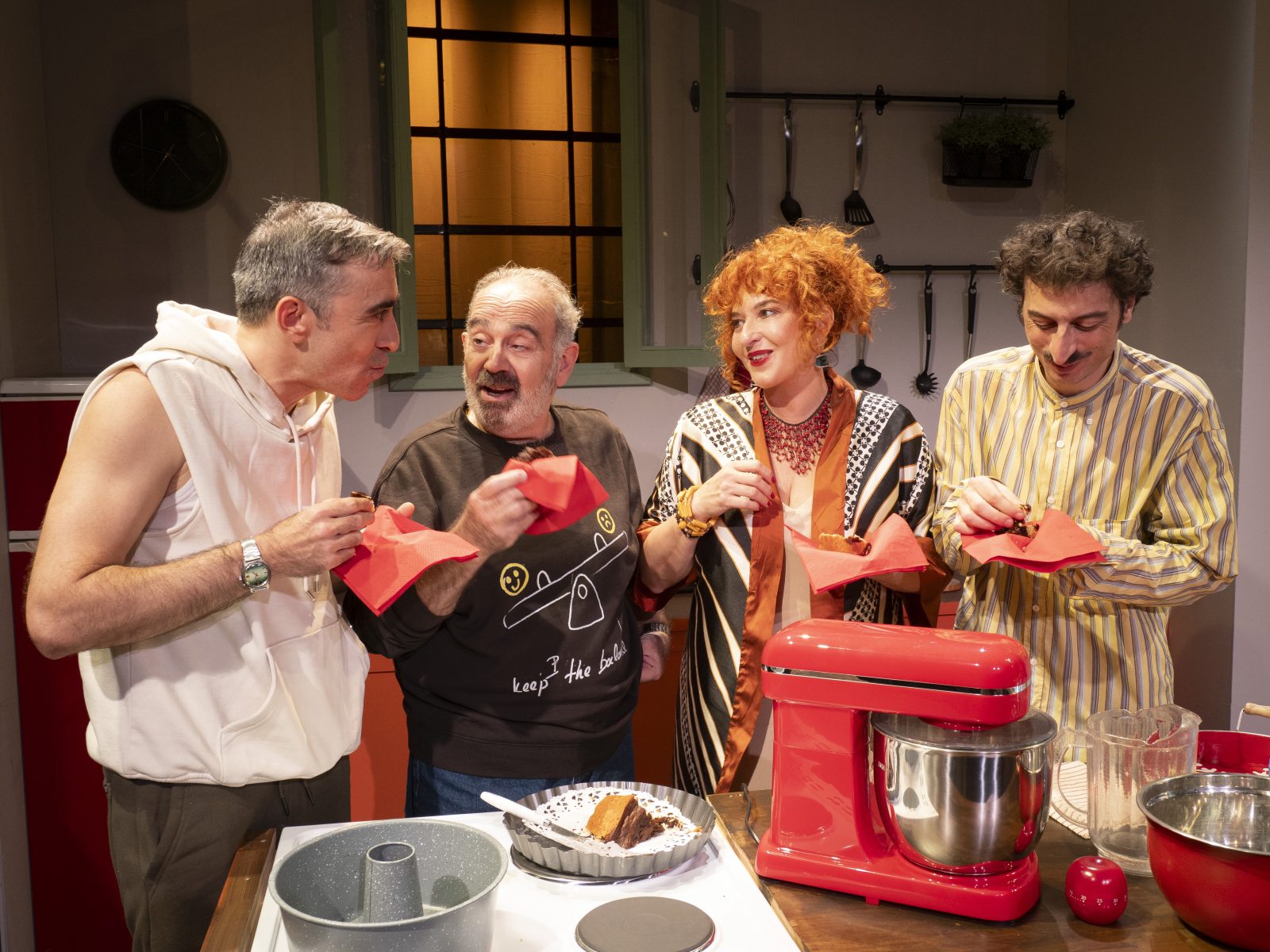 Κέικ: Μυστικά και ψέματα στον μικρόκοσμο μιας πολυκατοικίας