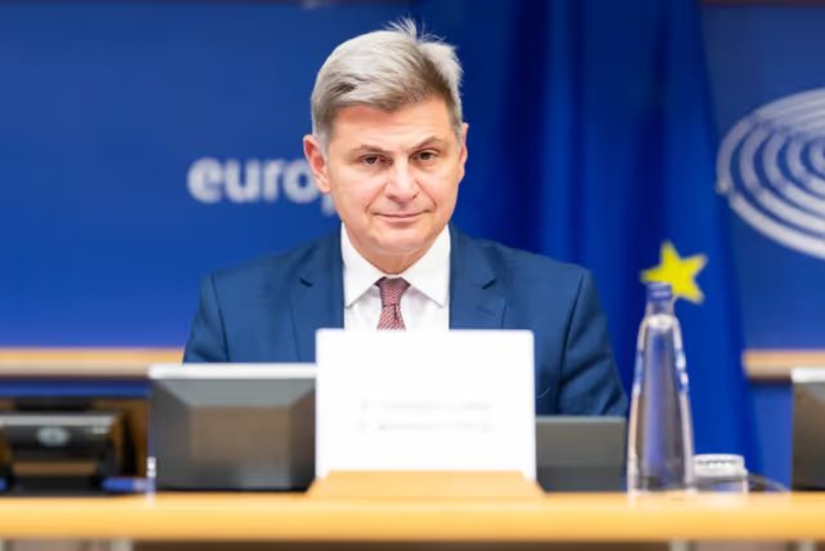 Γιατί ο Φαραντούρης φέρνει funds και servicers στο Ευρωκοινοβούλιο – Τι ζητά