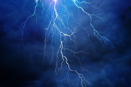 Κακοκαιρία στα Γιάννενα: Κεραυνός άνοιξε τρύπα σε στέγη