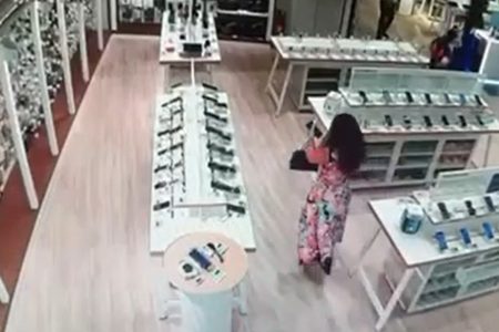 «Φρένο» στην 34χρονη που άδειαζε καταστήματα στην Αττική – Βίντεο από τη δράση της