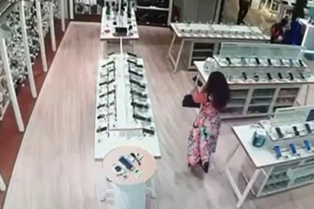 «Φρένο» στην 34χρονη που άδειαζε καταστήματα στην Αττική – Βίντεο από τη δράση της