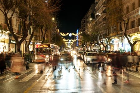 Εορταστικό ωράριο: Πότε θα είναι ανοικτά τα μαγαζιά – Ποιες Κυριακές θα λειτουργήσουν