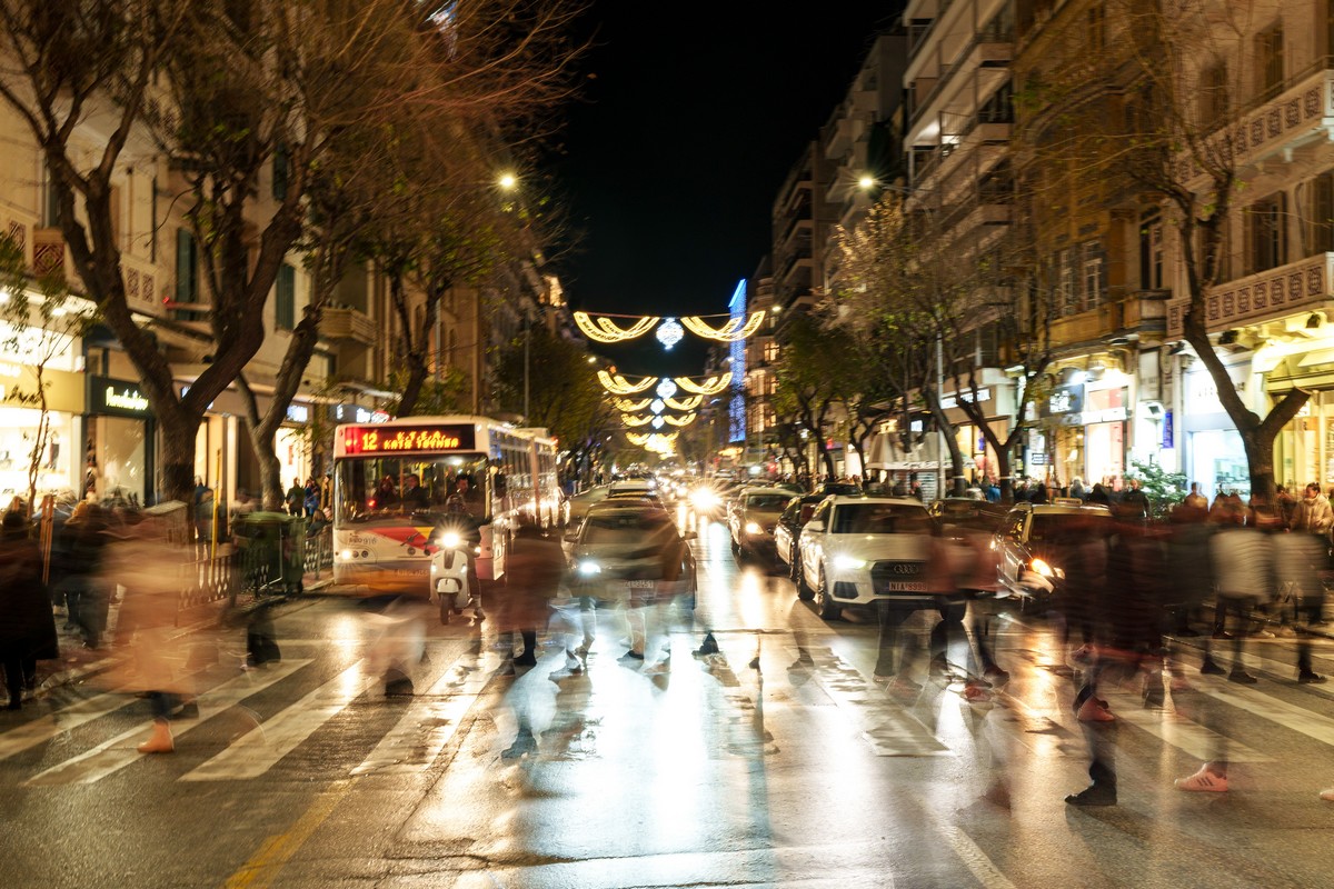 Εορταστικό ωράριο: Πότε θα είναι ανοικτά τα μαγαζιά – Ποιες Κυριακές θα λειτουργήσουν