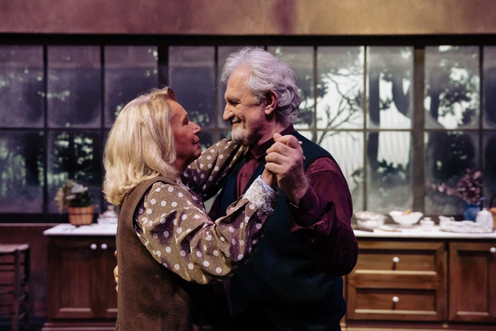 Πριν ανοίξουμε φτερά: Ενα πολυεπίπεδο θεατρικό για τη μνήμη και την απώλεια της