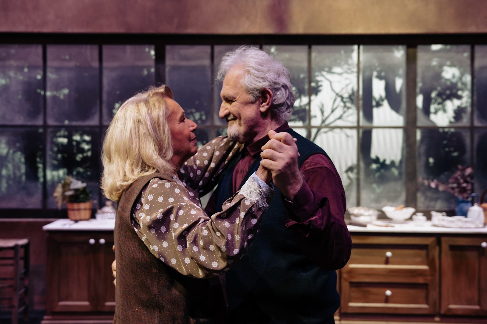 Πριν ανοίξουμε φτερά: Ενα πολυεπίπεδο θεατρικό για τη μνήμη και την απώλεια της