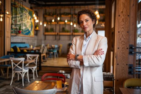 Δίπλα στις πολύ μικρές και μικρές επιχειρήσεις, δίπλα στην κοινωνία