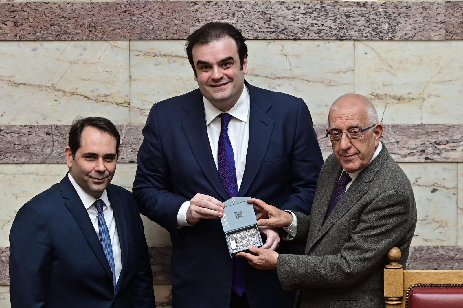 Κατατέθηκε ο προϋπολογισμός του 2026 στη Βουλή – Τέλος το USB, έρχεται το QR