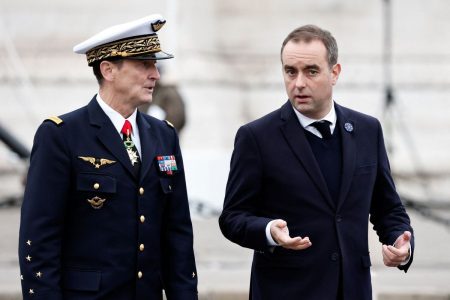 Αρχηγός γαλλικού Στρατού: «Να ετοιμάζονται οι πολίτες να χάσουν τα παιδιά τους σε πόλεμο με τη Ρωσία»