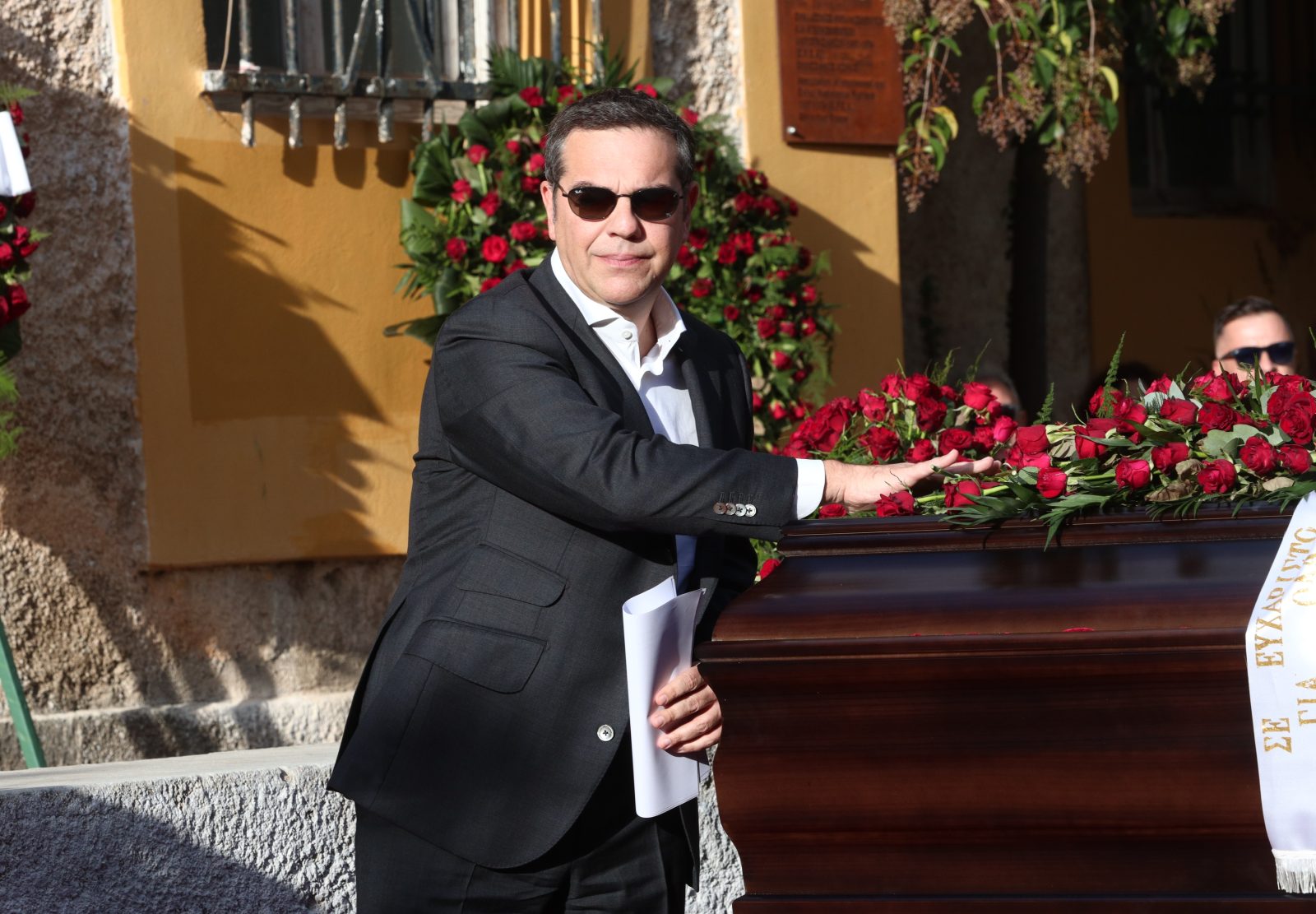 Κηδεία Φλαμπουράρη – Τσίπρας: Αλέκο, δεν σε αποχαιρετώ…