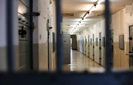 Ηράκλειο: Νεκρή στα κρατητήρια η 34χρονη που είχε πετάξει το μωρό της στα σκουπίδια