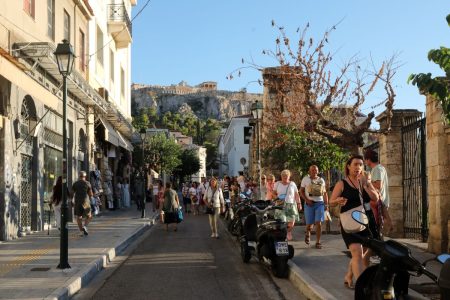 Ακίνητα: Check in οι τουρίστες, check out οι κάτοικοι στην Πλάκα