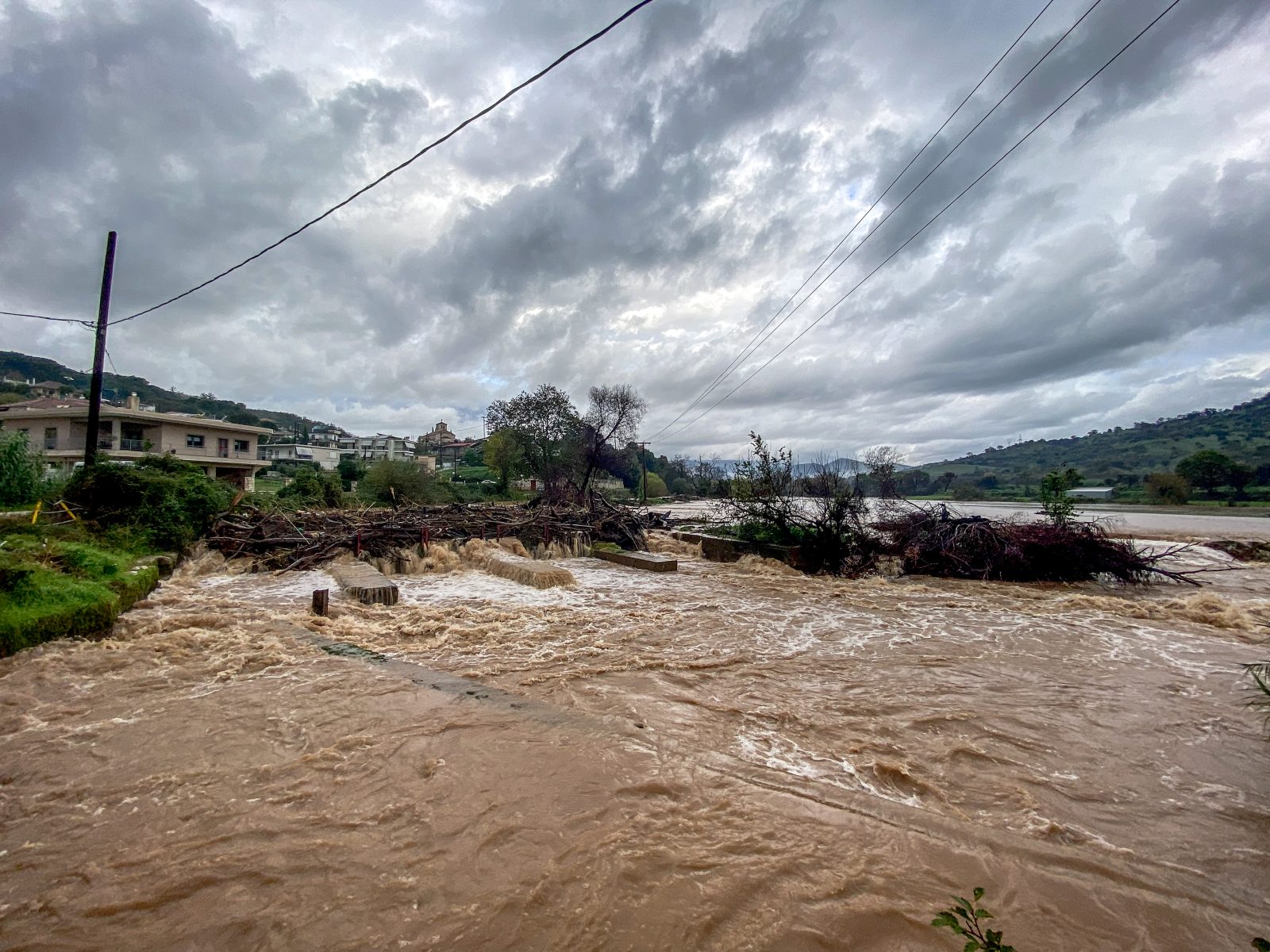 Πάνω από 400 χιλιοστά βροχής στα ορεινά της Ηπείρου – Ζημιές σε δρόμους, αποκλεισμένα χωριά