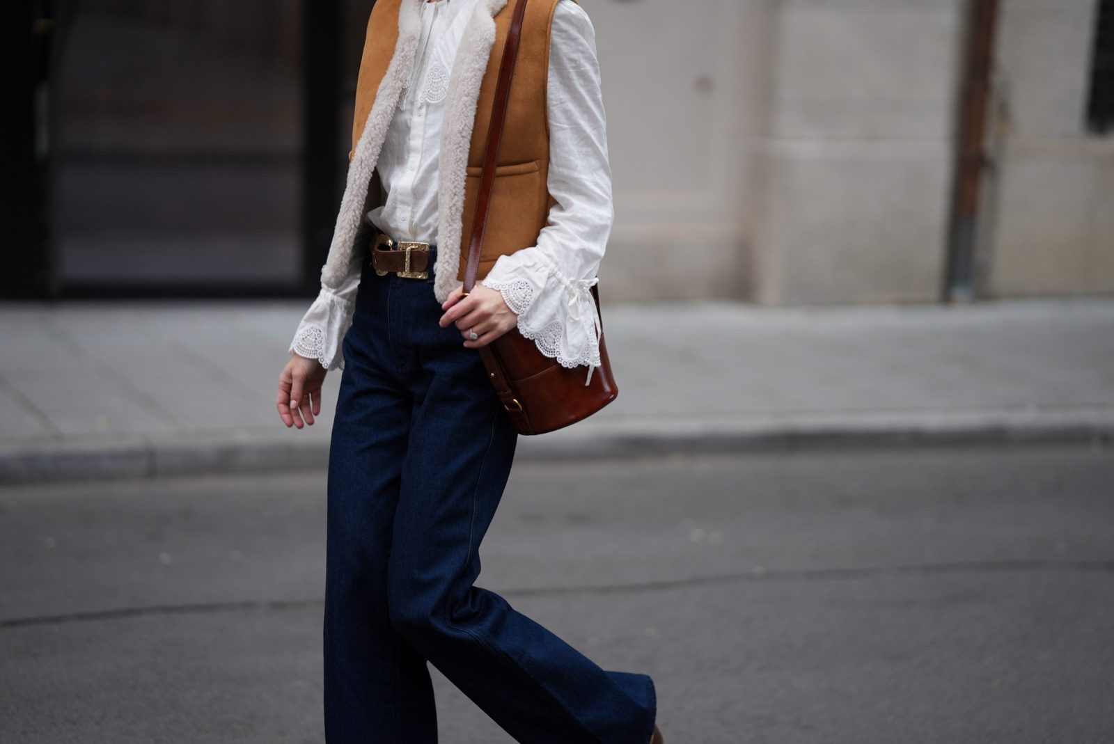 Το denim της σεζόν: Η σκούρα απόχρωση που θα σας κάνει να δείχνετε πιο fashion από ποτέ τον φετινό χειμώνα