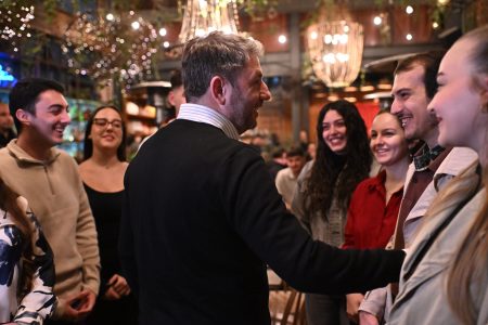 Συνάντηση Ανδρουλάκη με νέους, γιατί «χαμογελούν» στο ΠαΣοΚ