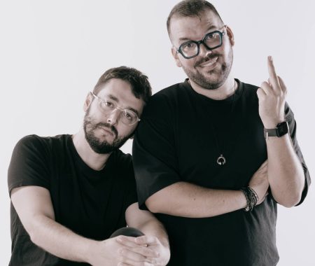 «Όλα μόνοι μας»: Μία stand up επιθεώρηση των Κάλφα – Καλφάκη στο Θέατρο 104