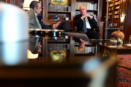 Τι συζήτησαν Μητσοτάκης – Τασούλας; Οι τουρίστες στο Προεδρικό, οι επευφημίες μαθητών