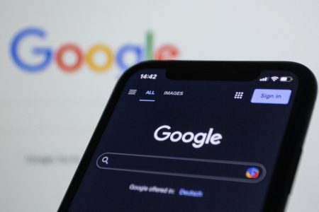 Alphabet: Πλησιάζει τα 4 τρισ. δολάρια, με κινητήρια δύναμη την τεχνητή νοημοσύνη