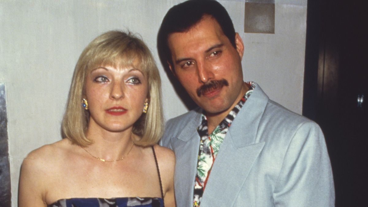 Ο συναρπαστικός αλλά περίπλοκος έρωτας του Freddie Mercury και της Mary Austin