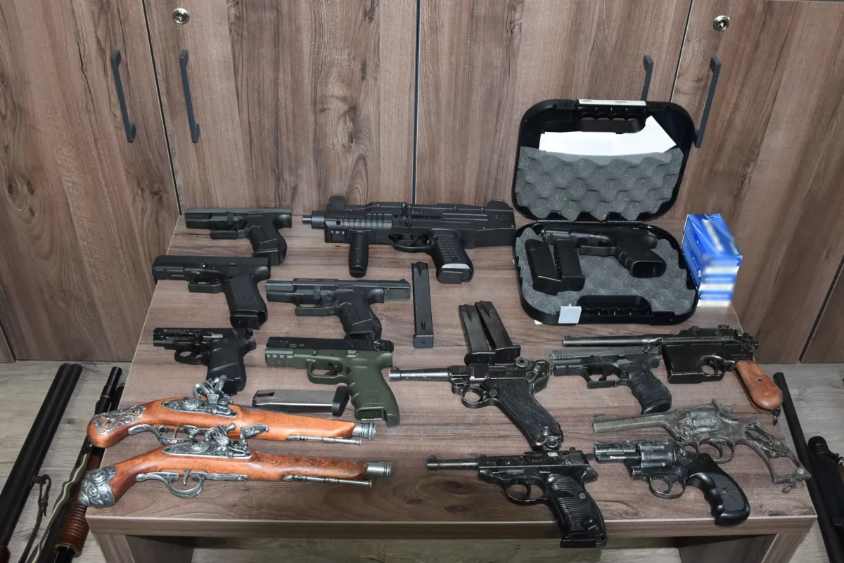 «Έφοδος» της αστυνομίας στο Ρέθυμνο για όπλα – Πέντε συλλήψεις, τι βρέθηκε