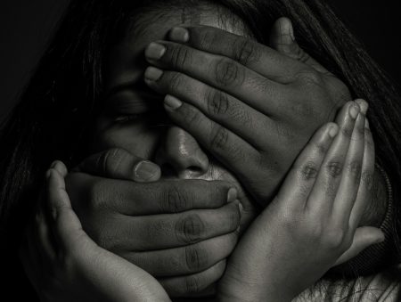 Μια γυναίκα δολοφονείται κάθε 10 λεπτά από συγγενή της