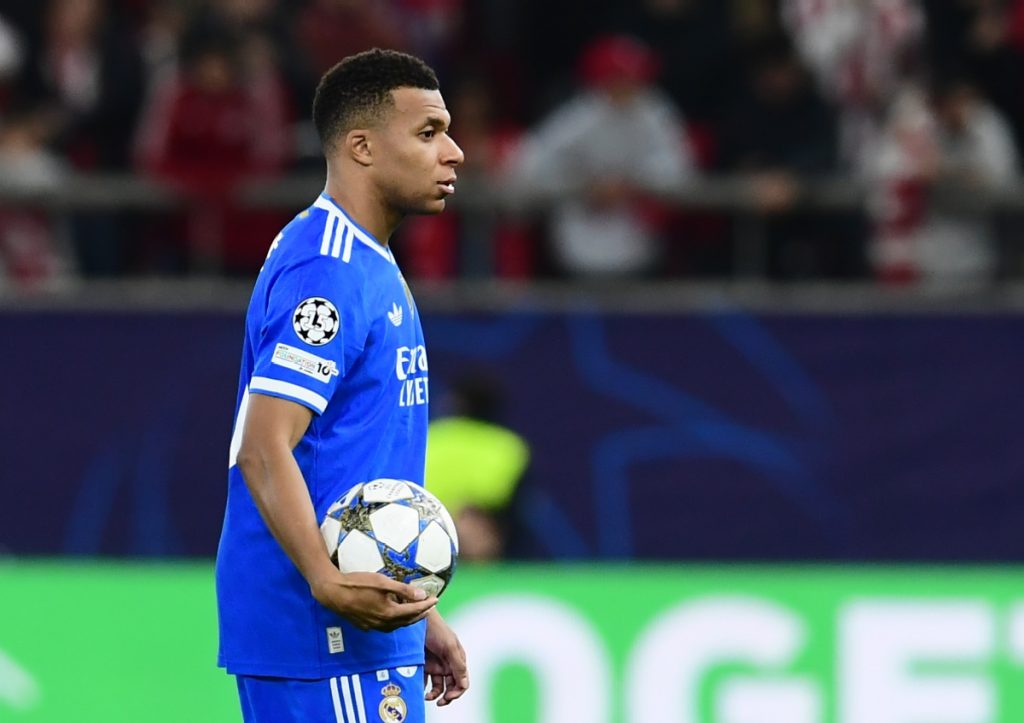 Ο Εμπαπέ έγραψε ιστορία κόντρα στον Ολυμπιακό και πήρε την μπάλα σπίτι του