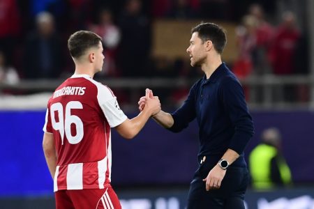 Τσάμπι Αλόνσο και Εμπαπέ υποκλίθηκαν στον Ολυμπιακό