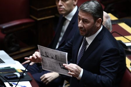 Κόντρα Ανδρουλάκη – Θεοδωρικάκου για την κουμπαριά Μητσοτάκη με τον «Φραπέ» – Το δημοσίευμα του 2004