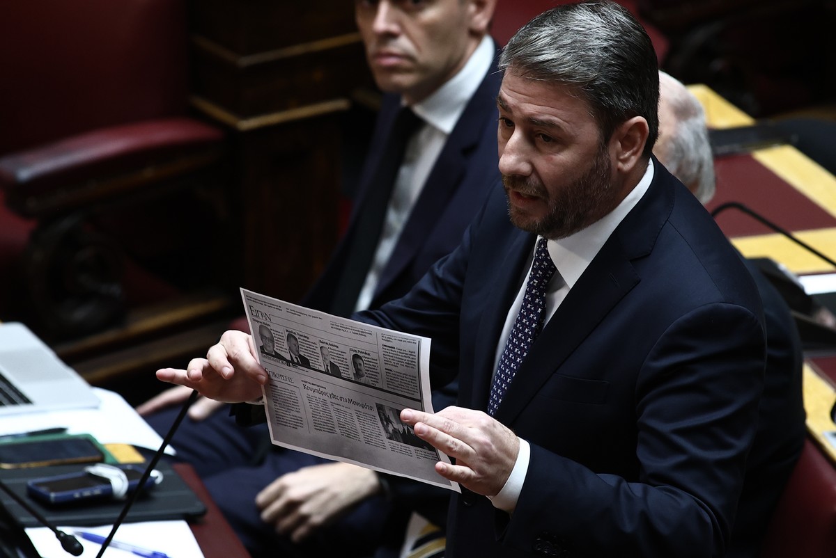 Κόντρα Ανδρουλάκη – Θεοδωρικάκου για την κουμπαριά Μητσοτάκη με τον «Φραπέ» – Το δημοσίευμα του 2004