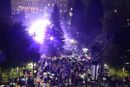 Χριστούγεννα: Φωταγωγείται σήμερα το δέντρο στην πλατεία Συντάγματος